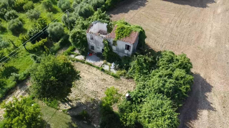 Vendesi casa singola da ristrutturare con giardino ad Arquà Petrarca, perla dei colli Euganei ed ...