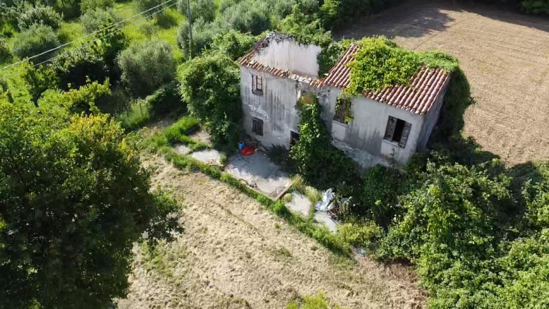 Vendesi casa singola da ristrutturare con giardino ad Arquà Petrarca, perla dei colli Euganei ed ...