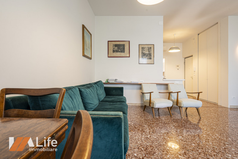 Proponiamo in vendita un elegante appartamento trilocale di 130 mq completamente ristrutturato e ...