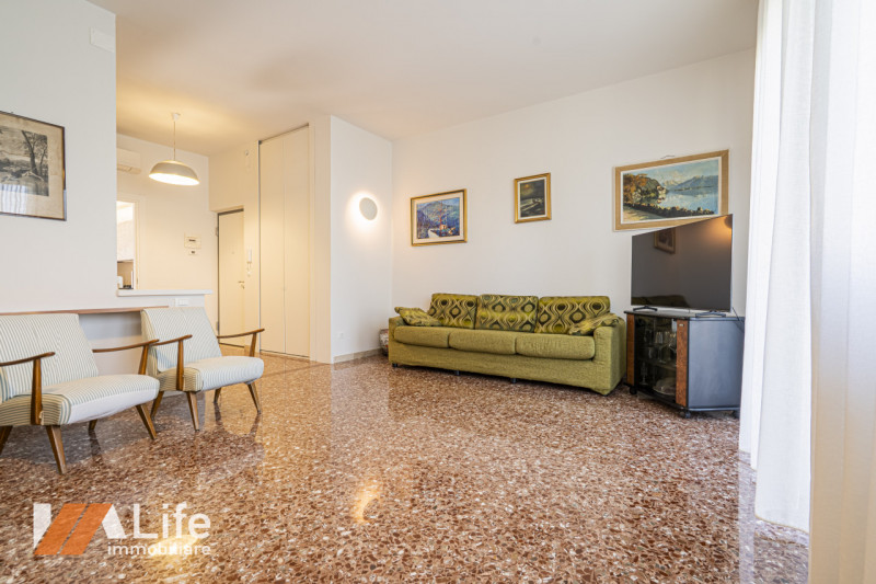 Proponiamo in vendita un elegante appartamento trilocale di 130 mq completamente ristrutturato e ...