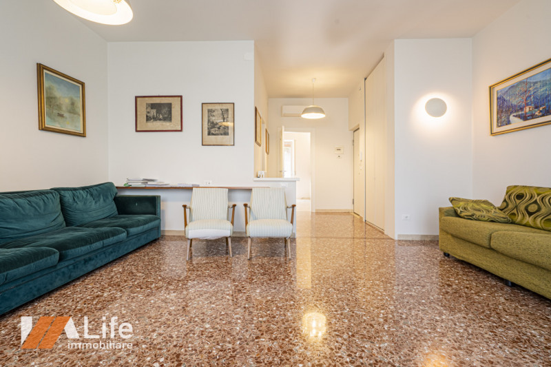 Proponiamo in vendita un elegante appartamento trilocale di 130 mq completamente ristrutturato e ...