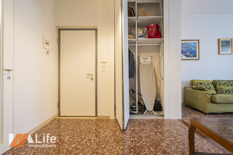 Proponiamo in vendita un elegante appartamento trilocale di 130 mq completamente ristrutturato e ...