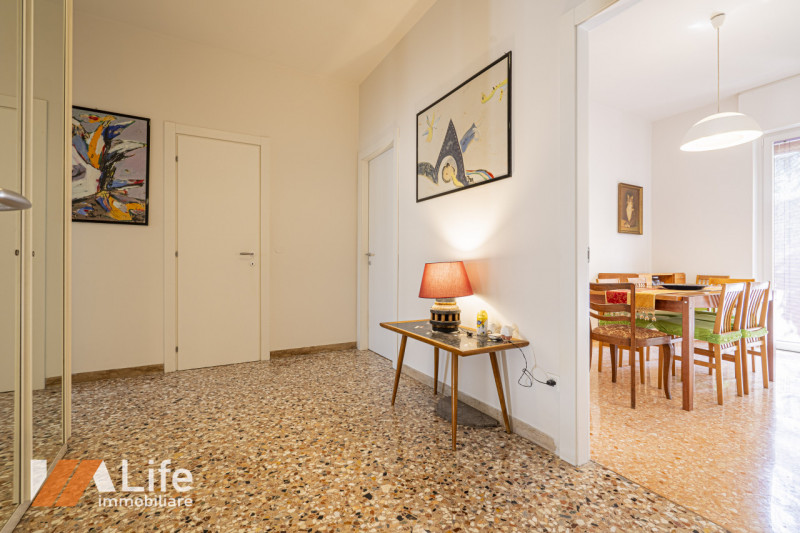 Proponiamo in vendita un elegante appartamento trilocale di 130 mq completamente ristrutturato e ...