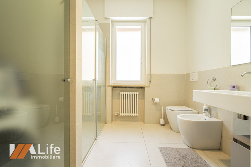 Proponiamo in vendita un elegante appartamento trilocale di 130 mq completamente ristrutturato e ...