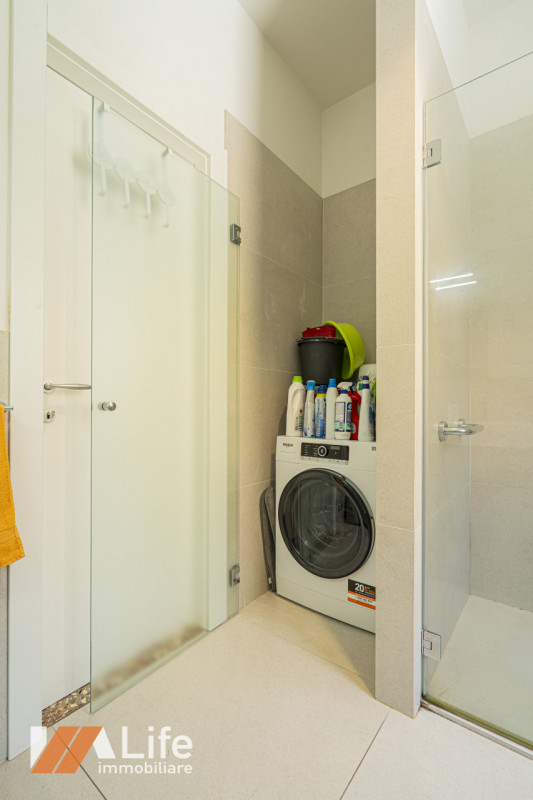 Proponiamo in vendita un elegante appartamento trilocale di 130 mq completamente ristrutturato e ...