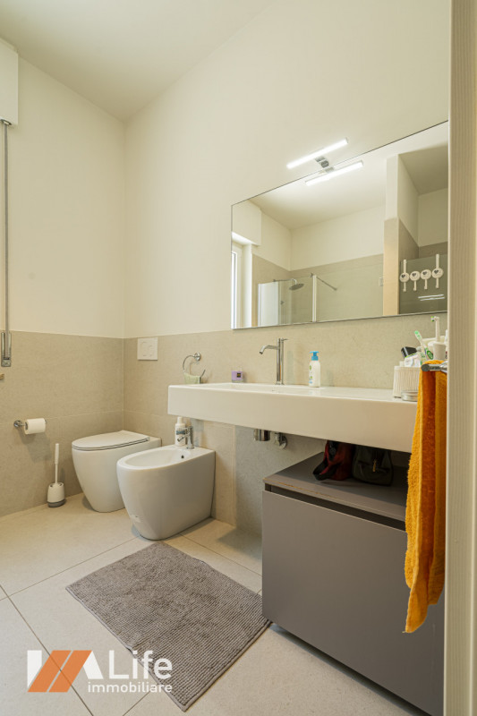 Proponiamo in vendita un elegante appartamento trilocale di 130 mq completamente ristrutturato e ...