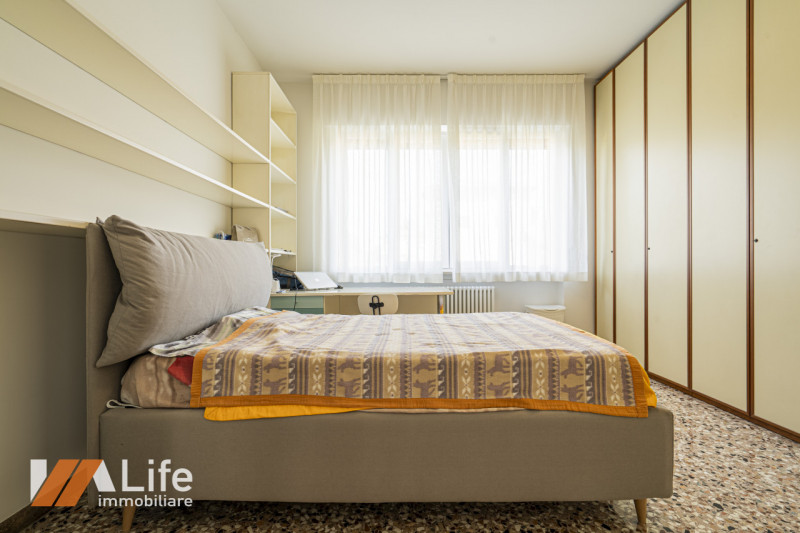 Proponiamo in vendita un elegante appartamento trilocale di 130 mq completamente ristrutturato e ...