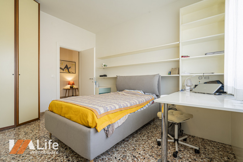 Proponiamo in vendita un elegante appartamento trilocale di 130 mq completamente ristrutturato e ...