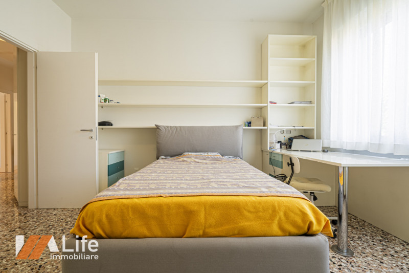 Proponiamo in vendita un elegante appartamento trilocale di 130 mq completamente ristrutturato e ...