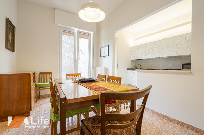 Proponiamo in vendita un elegante appartamento trilocale di 130 mq completamente ristrutturato e ...