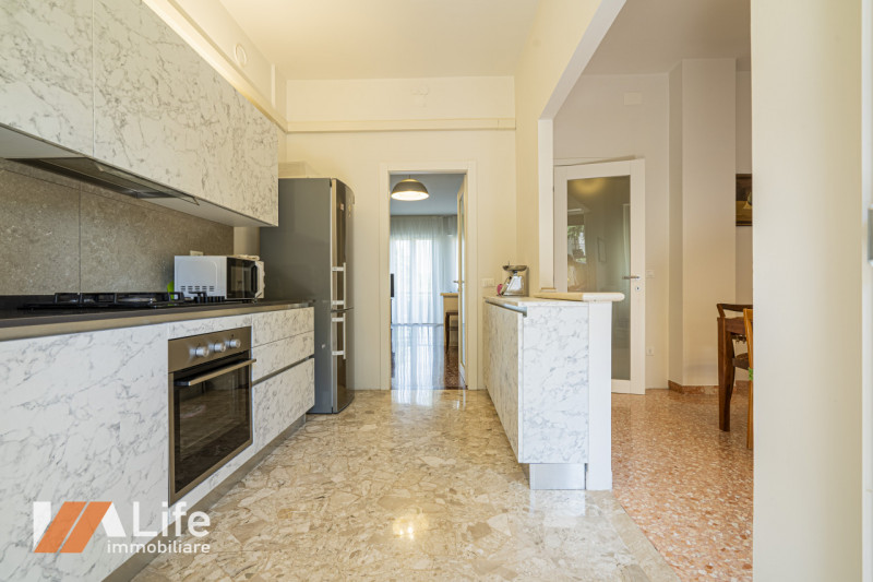 Proponiamo in vendita un elegante appartamento trilocale di 130 mq completamente ristrutturato e ...