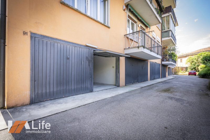 Proponiamo in vendita un elegante appartamento trilocale di 130 mq completamente ristrutturato e ...