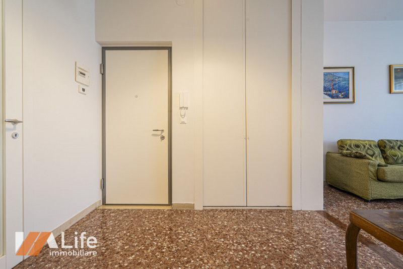 Proponiamo in vendita un elegante appartamento trilocale di 130 mq completamente ristrutturato e ...