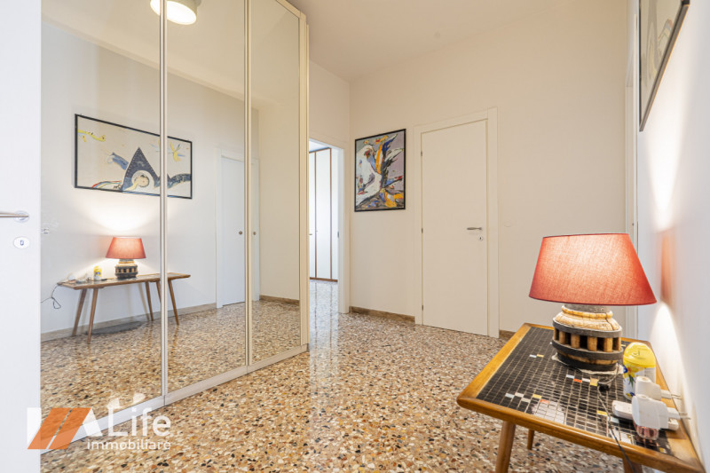 Proponiamo in vendita un elegante appartamento trilocale di 130 mq completamente ristrutturato e ...