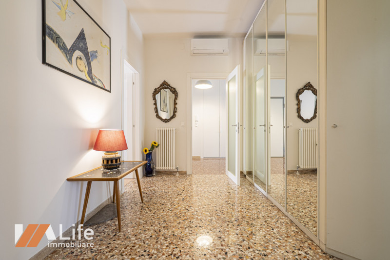 Proponiamo in vendita un elegante appartamento trilocale di 130 mq completamente ristrutturato e ...