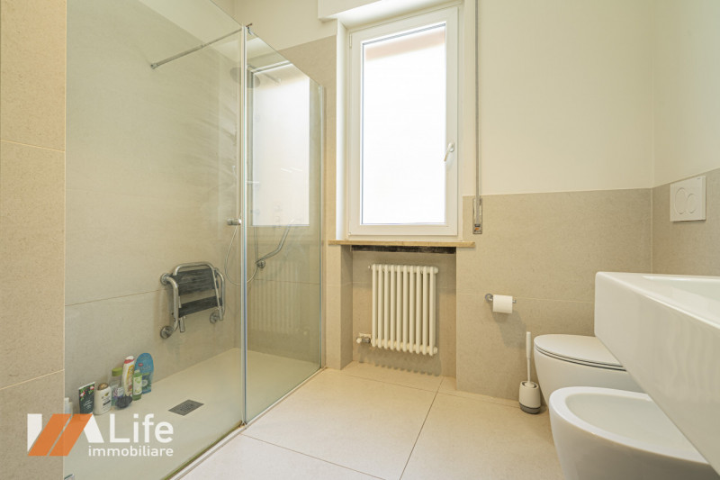 Proponiamo in vendita un elegante appartamento trilocale di 130 mq completamente ristrutturato e ...