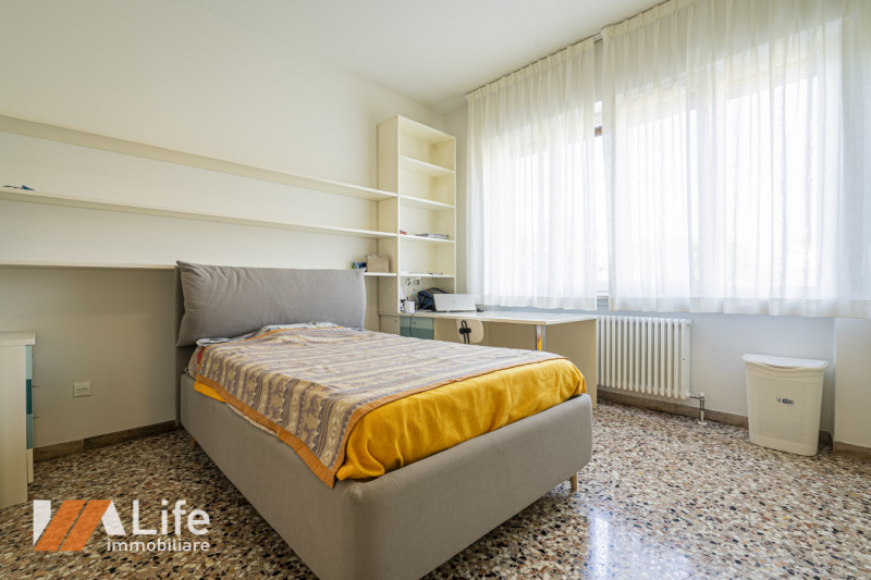 Proponiamo in vendita un elegante appartamento trilocale di 130 mq completamente ristrutturato e ...