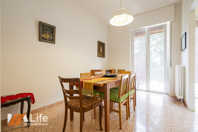 Proponiamo in vendita un elegante appartamento trilocale di 130 mq completamente ristrutturato e ...