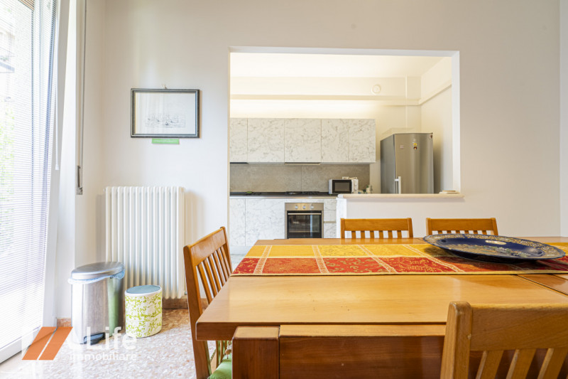 Proponiamo in vendita un elegante appartamento trilocale di 130 mq completamente ristrutturato e ...