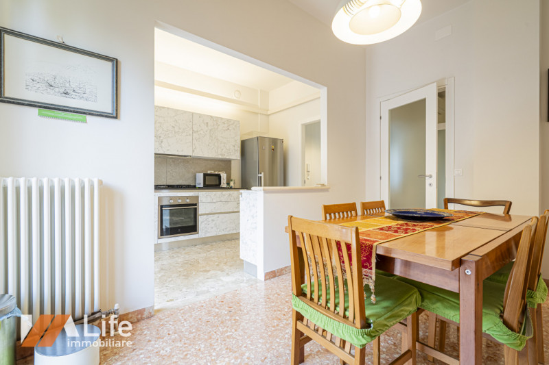 Proponiamo in vendita un elegante appartamento trilocale di 130 mq completamente ristrutturato e ...