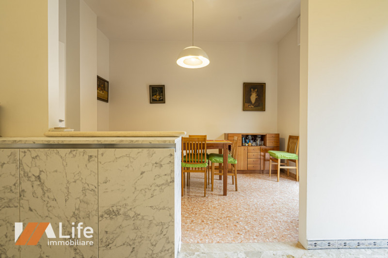 Proponiamo in vendita un elegante appartamento trilocale di 130 mq completamente ristrutturato e ...