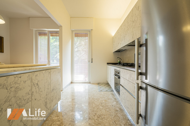 Proponiamo in vendita un elegante appartamento trilocale di 130 mq completamente ristrutturato e ...