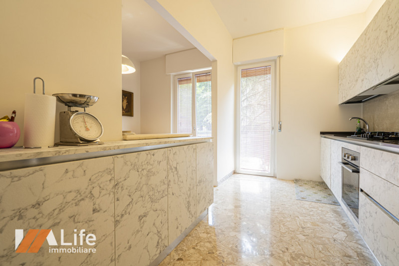 Proponiamo in vendita un elegante appartamento trilocale di 130 mq completamente ristrutturato e ...