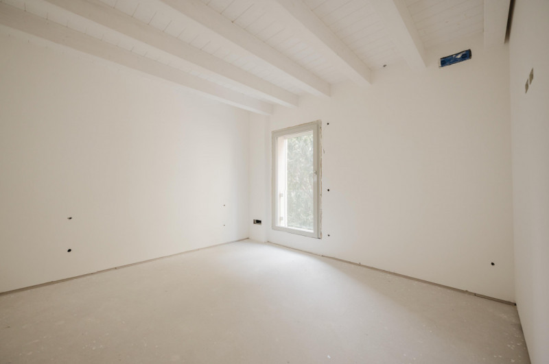 Nell’immediatissimo fuori mura nord, pregiato attico duplex di nuovissima costruzione. La ricerca...