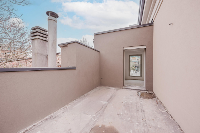 Nell’immediatissimo fuori mura nord, pregiato attico duplex di nuovissima costruzione. La ricerca...