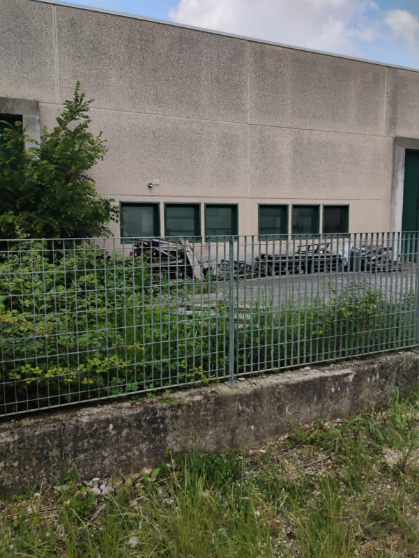 Situato nella fiorente zona artigianale e produttiva di Casale di Scodosia, questo spazioso capan...