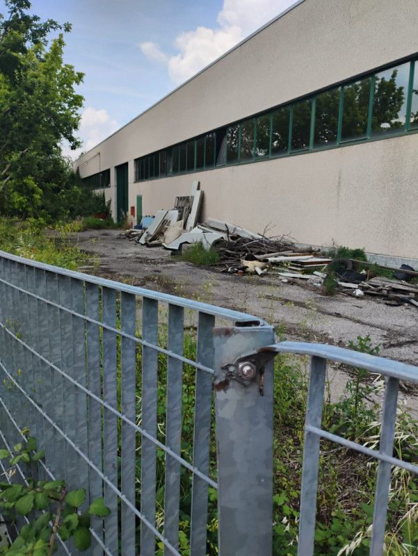 Situato nella fiorente zona artigianale e produttiva di Casale di Scodosia, questo spazioso capan...