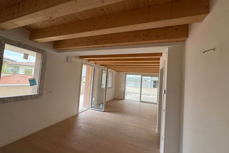 In un contesto elegante e di recente realizzazione prestigioso appartamento al primo piano, proge...