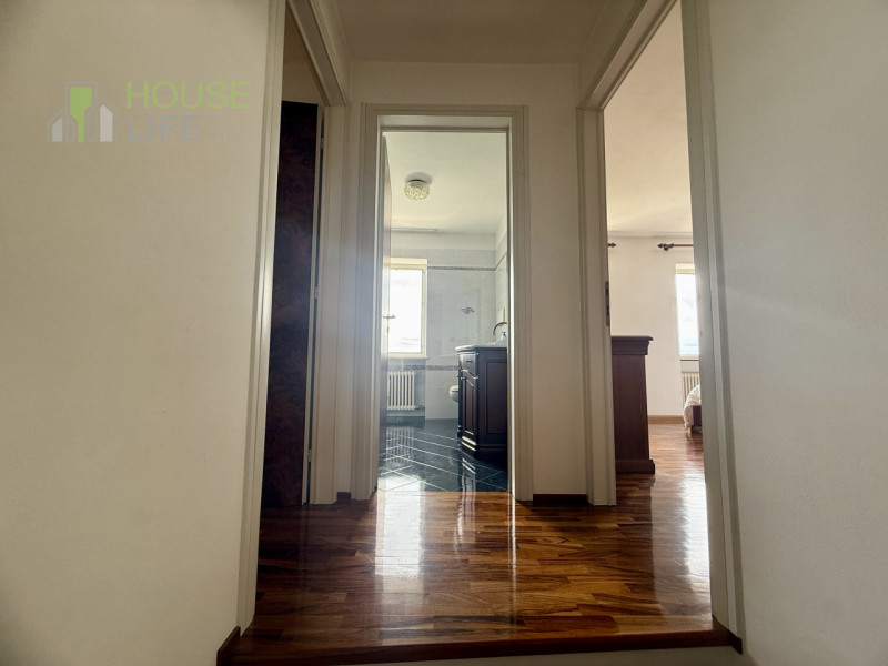 SCHIO loc. Tretto: In posizione panoramica, CASA SINGOLA disposta su 3 piani, con corte esclusiva...
