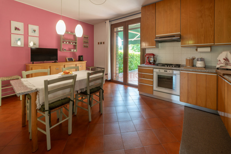 PIOVE DI SACCO centro - VILLA A SCHIERA di circa 200 mq. porzione di mezzo comodissima al centro ...