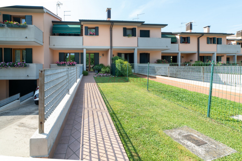 PIOVE DI SACCO centro - VILLA A SCHIERA di circa 200 mq. porzione di mezzo comodissima al centro ...