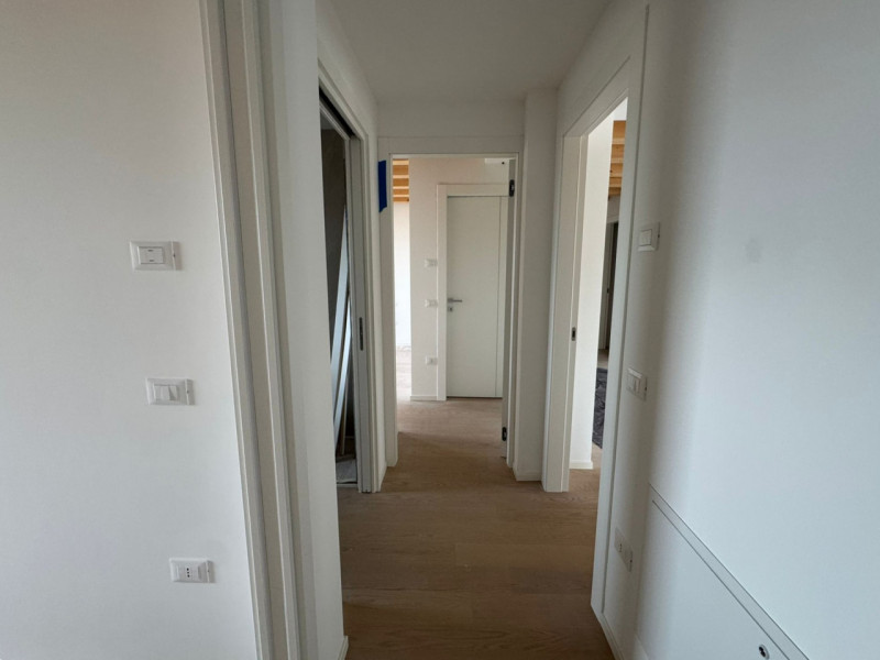 All’interno di una raffinata residenza di nuova edificazione, appartamento al primo piano con asc...