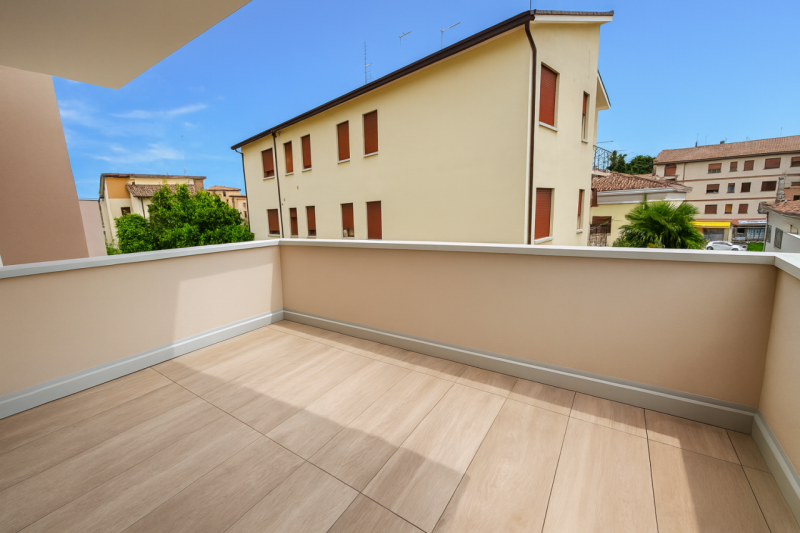 All’interno di una raffinata residenza di nuova edificazione, appartamento al secondo piano con a...