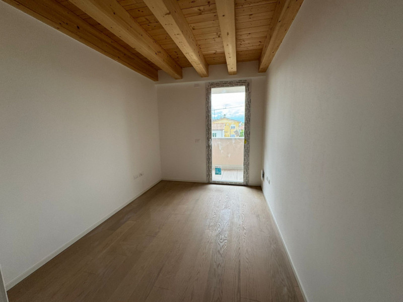 All’interno di una raffinata residenza di nuova edificazione, appartamento al primo piano con asc...