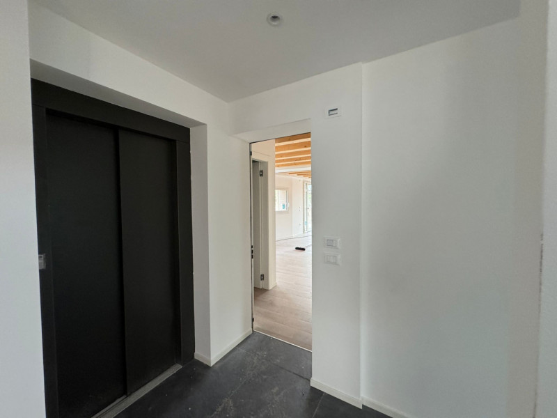 All’interno di una raffinata residenza di nuova edificazione, appartamento al primo piano con asc...