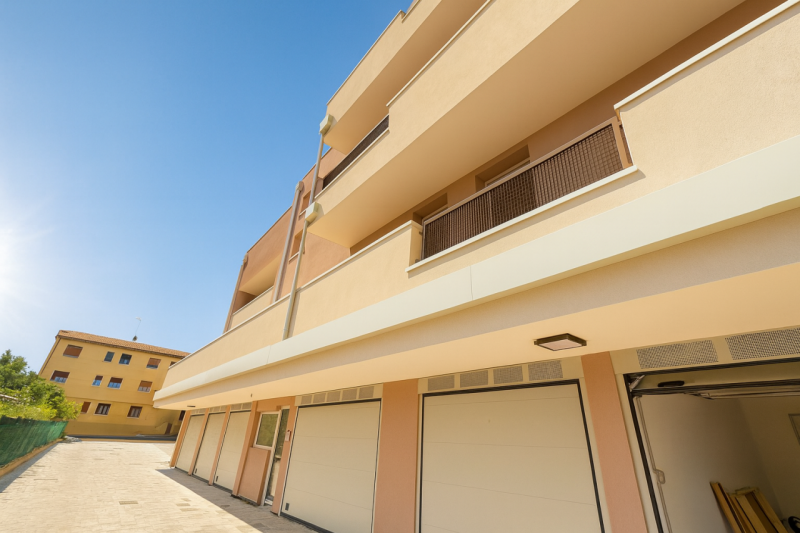 All’interno di una raffinata residenza di nuova edificazione, appartamento al primo piano con asc...