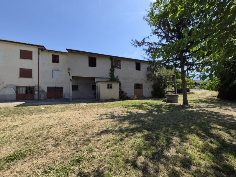 Vo' (PD), appena fuori dal centro del paese, in direzione di Carbonara di Rovolon, proponiamo in ...