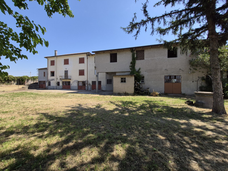 Vo' (PD), appena fuori dal centro del paese, in direzione di Carbonara di Rovolon, proponiamo in ...