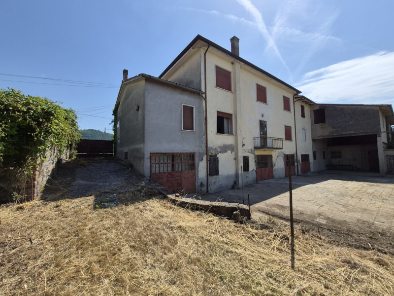 Vo' (PD), appena fuori dal centro del paese, in direzione di Carbonara di Rovolon, proponiamo in ...