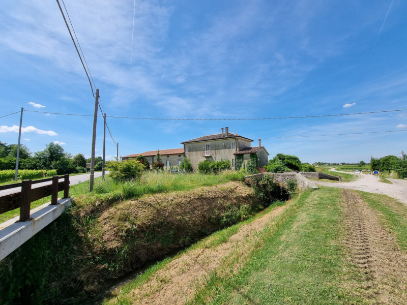 Vo' (PD), appena fuori dal centro del paese, in direzione di Carbonara di Rovolon, proponiamo in ...