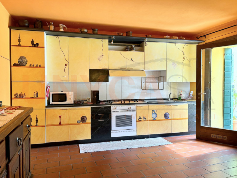 CINTO EUGANEO - Faedo: proponiamo in vendita un incantevole agriturismo situato nella pittoresca ...