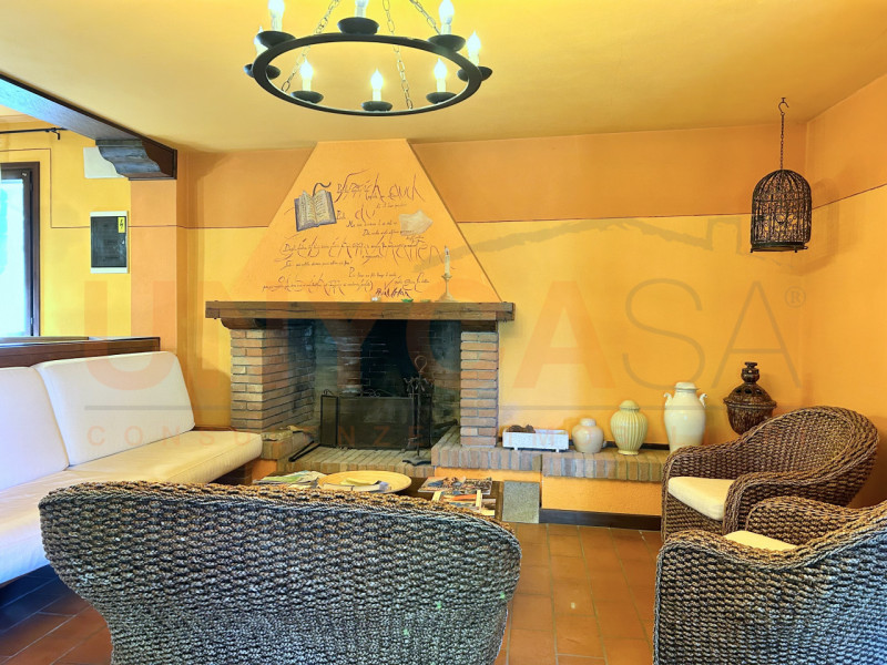 CINTO EUGANEO - Faedo: proponiamo in vendita un incantevole agriturismo situato nella pittoresca ...