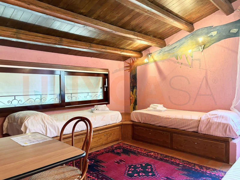 CINTO EUGANEO - Faedo: proponiamo in vendita un incantevole agriturismo situato nella pittoresca ...