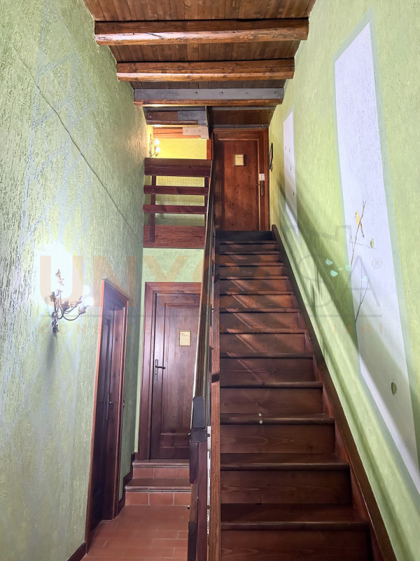 CINTO EUGANEO - Faedo: proponiamo in vendita un incantevole agriturismo situato nella pittoresca ...