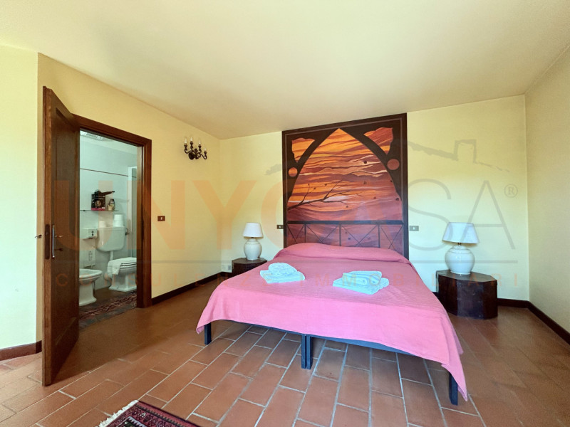 CINTO EUGANEO - Faedo: proponiamo in vendita un incantevole agriturismo situato nella pittoresca ...