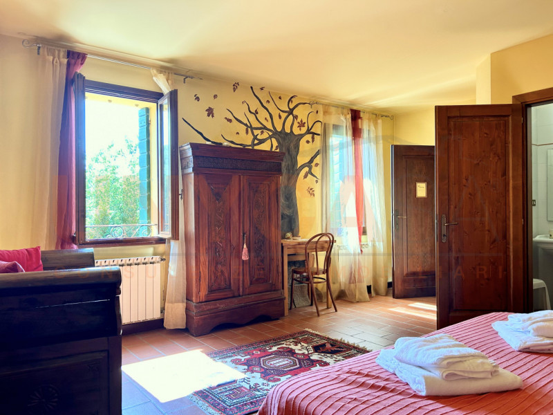 CINTO EUGANEO - Faedo: proponiamo in vendita un incantevole agriturismo situato nella pittoresca ...